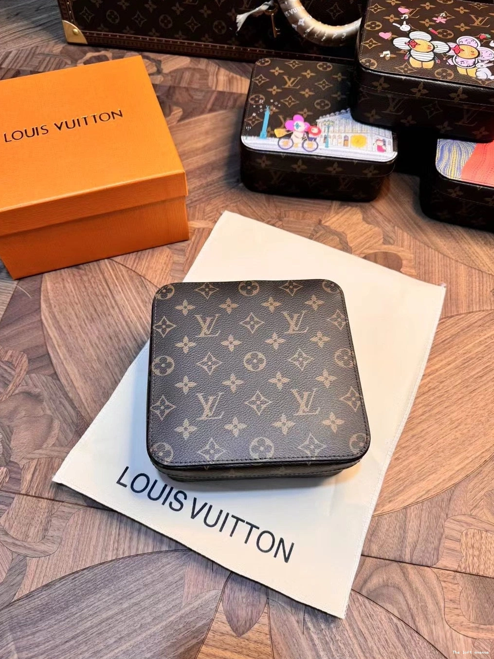 CUSTOM SQUARE CASE LV VANITY 0825